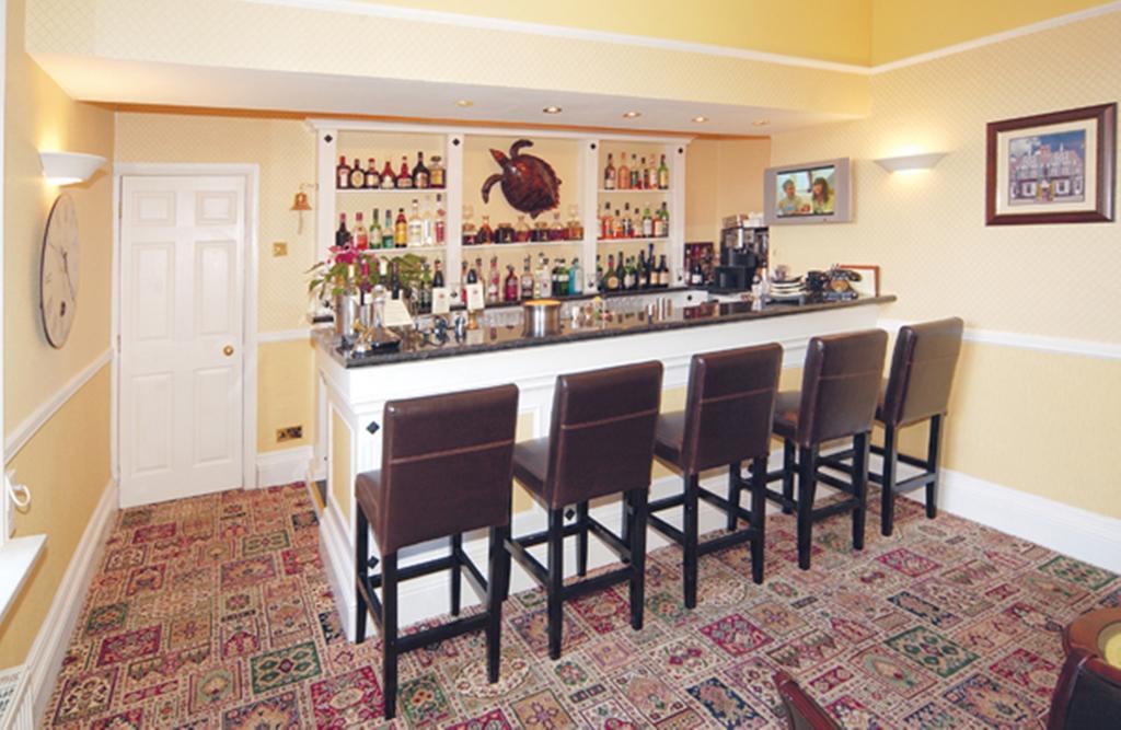 Buckingham'S Hotel Chesterfield Restaurant photo